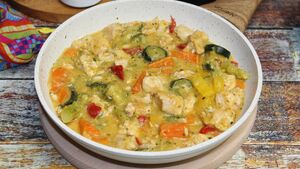 Pierś z kurczaka z warzywami w sosie własnym. Szybki obiad dla całej rodziny