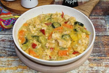 Pierś z kurczaka z warzywami w sosie własnym. Szybki obiad dla całej rodziny