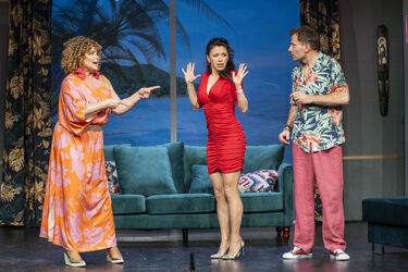 All inclusive w cieniu absurdu. „Podróż Poślubna plus” na scenie OiFP