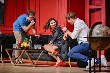 Miłosny grafik, który się posypał. Kultowa komedia „Boeing Boeing” w Białymstoku