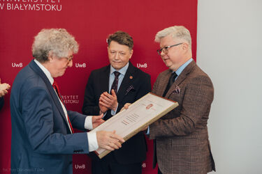 Profesor z UwB z zaszczytnym wyróżnieniem. Tak doceniono jego wieloletnią pracę