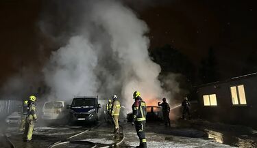 Pożar w Dobrzyniewie Fabrycznym. W nocy spłonęło pięć samochodów