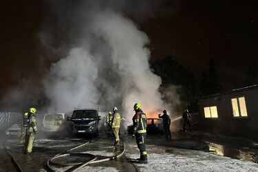 Pożar w Dobrzyniewie Fabrycznym. W nocy spłonęło pięć samochodów