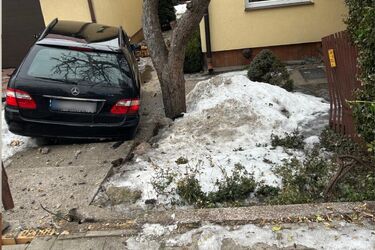 Policyjny pościg ulicami Białegostoku. 60-latek uderzył Mercedesem w budynek