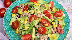 Sałatka z tuńczykiem, awokado i kukurydzą. Zdrowy posiłek na szybko