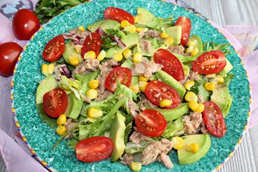 Sałatka z tuńczykiem, awokado i kukurydzą. Zdrowy posiłek na szybko