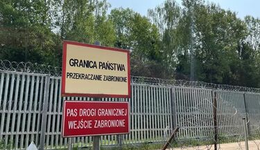 Mandat za spacer przy granicy. Straż Graniczna ostrzega: „Strefa monitorowana”