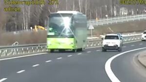 O włos od zderzenia z radiowozem. Niebezpieczny manewr na nagraniu grupy SPEED