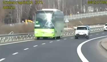 O włos od zderzenia z radiowozem. Niebezpieczny manewr na nagraniu grupy SPEED