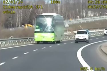 O włos od zderzenia z radiowozem. Niebezpieczny manewr na nagraniu grupy SPEED