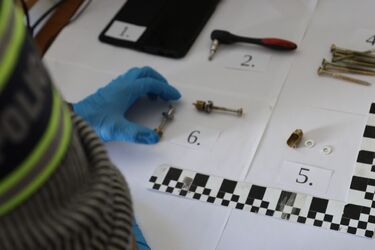 Okradał kontenery z odzieżą używaną. Teraz grozi mu 10 lat więzienia