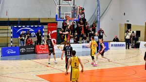 Dobry mecz Żubrów z liderem