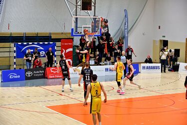 Dobry mecz Żubrów z liderem