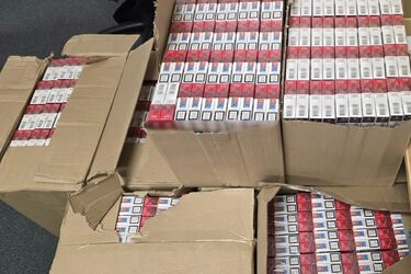 Nielegalny towar w bagażniku Seata. 19-latek przewoził 70 tys. papierosów