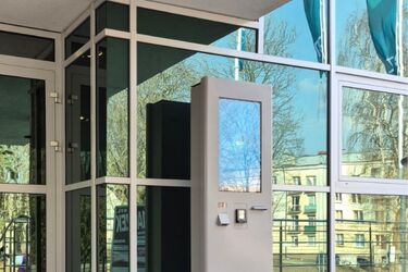 Już nie trzeba czekać w kolejce. Przed BTL-em stanął biletomat