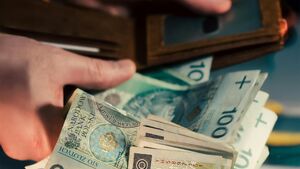 Oferowali pomoc, zabierali mieszkania. Ośmiu oskarżonych przed sądem