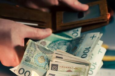 Oferowali pomoc, zabierali mieszkania. Ośmiu oskarżonych przed sądem