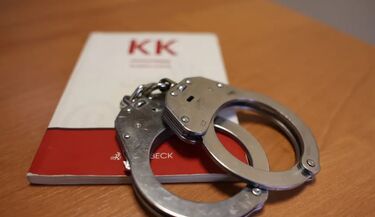 Zuchwała kradzież w autobusie. 40-latek usłyszał aż osiem zarzutów