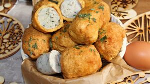 Biała kiełbasa w cieście chrzanowym. Szybki przepis na świąteczny stół