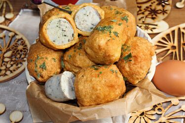 Biała kiełbasa w cieście chrzanowym. Szybki przepis na świąteczny stół