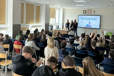 „Samotność w tłumie”. Zobacz, jak młodzież buduje autentyczne relacje