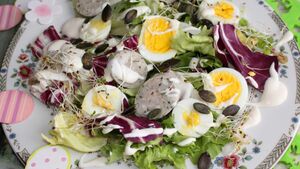 Wielkanocna klasyka inaczej. Szybka sałatka z jajkiem i białą kiełbasą