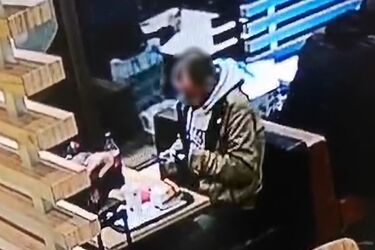 Okradł śpiącego klienta restauracji. Został szybko namierzony na dworcu