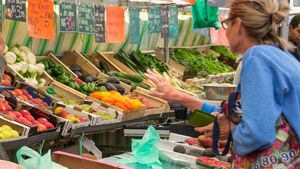 Co Polacy kupują przed Wielkanocą? Te produkty królują w koszykach