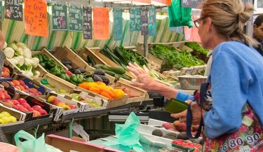 Co Polacy kupują przed Wielkanocą? Te produkty królują w koszykach