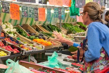 Co Polacy kupują przed Wielkanocą? Te produkty królują w koszykach