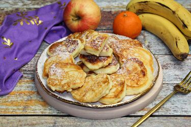 Szybkie i obłędne w smaku. Przepis na placuszki z sera z wiaderka