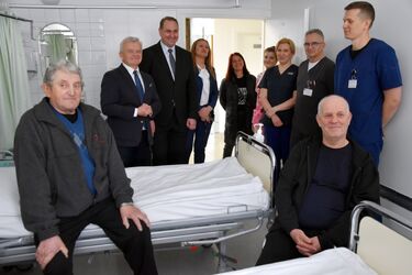 Mniej bólu, szybszy powrót do zdrowia. Robot Hugo wspiera lekarzy