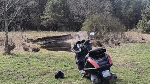 16-latek uciekał przed policją. Porzucił motorower i wskoczył do rzeki