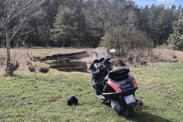 16-latek uciekał przed policją. Porzucił motorower i wskoczył do rzeki