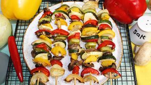 Kolorowe szaszłyki warzywne. Prosty przepis na rozpoczęcie sezonu grillowego