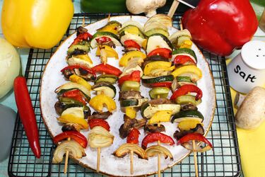 Kolorowe szaszłyki warzywne. Prosty przepis na rozpoczęcie sezonu grillowego