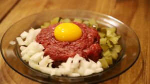 Pilny komunikat GIS. Bakterie Salmonella w tatarze wołowym z Biedronki