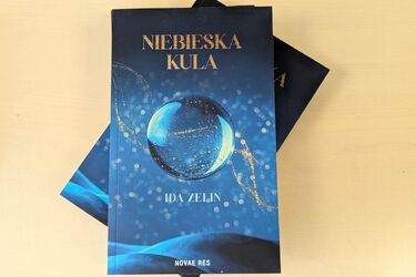 „Niebieska kula” Idy Zelin. Historia, która nie układa się w prostą linię życia