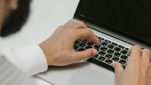 Mikrofirmy wybierają ludzi zamiast algorytmów