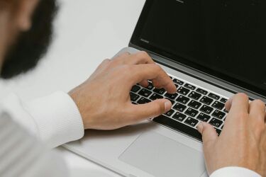 Mikrofirmy wybierają ludzi zamiast algorytmów