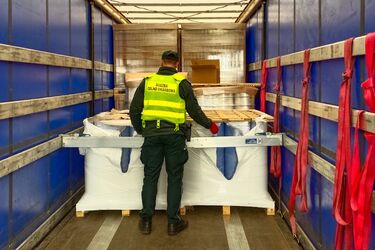 Fałszywe akcesoria do papierosów przejęte na S61