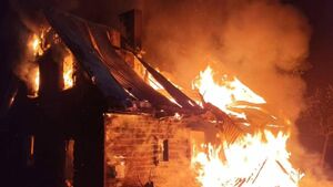 Groźny pożar domu w Topolanach. Ogień objął cały budynek