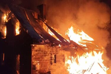 Groźny pożar domu w Topolanach. Ogień objął cały budynek