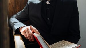 Skandal pod Białymstokiem. Duchowny mimo zakazu wsiadł za kierownicę