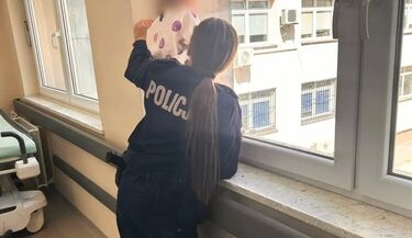 Pijana matka opiekowała się 2-letnim dzieckiem. Dziewczynka uciekła do sąsiadów