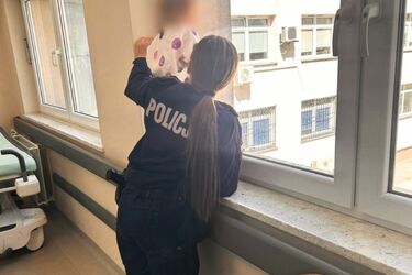 Pijana matka opiekowała się 2-letnim dzieckiem. Dziewczynka uciekła do sąsiadów