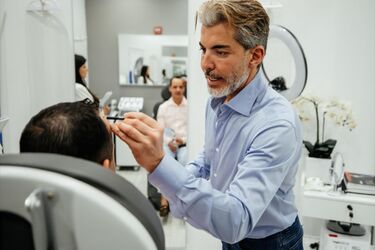 Odkrywanie 10 najlepszych klinik do przeszczepu włosów w Stambule