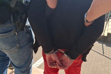 Syn pobił 85-letnią matkę. Uderzał ją kijem i wyrzucił z mieszkania