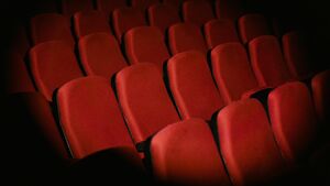 Od „Mortal Kombat II” po kino festiwalowe. Co można obejrzeć na dużym ekranie?