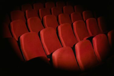 Od „Mortal Kombat II” po kino festiwalowe. Co można obejrzeć na dużym ekranie?